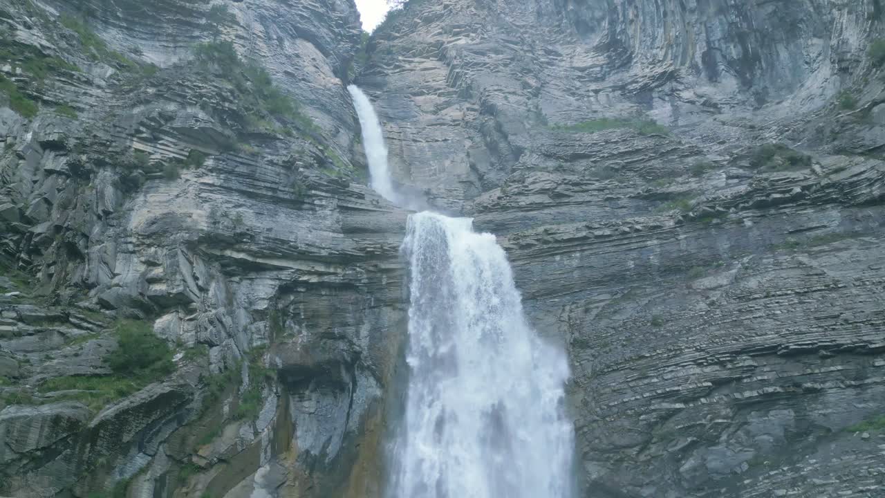 낮 에 절벽 에 있는 소로살 폭포