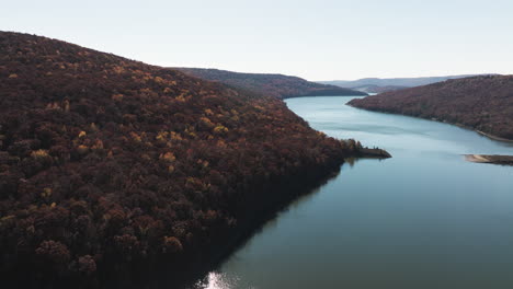 Malerische-Natur-Des-Lake-Fort-Smith-State-Park-Im-Crawford-County,-Arkansas,-Vereinigte-Staaten