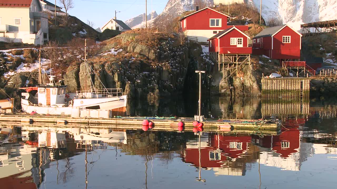 북극 로포텐 섬 노르웨이에 있는 마을의 물에 아름다운 반사