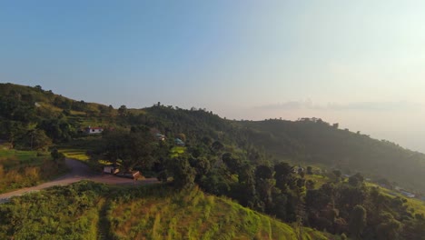 Drone-Asciende-Sobre-Campos-En-Terrazas-En-El-Campo-Nepalés-Al-Atardecer-De-La-Hora-Dorada