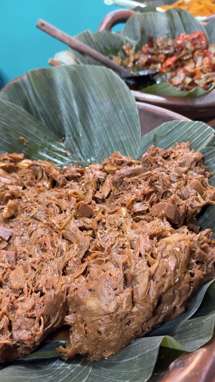 Gudeg tradizionale indonesiano servito su foglia di banana