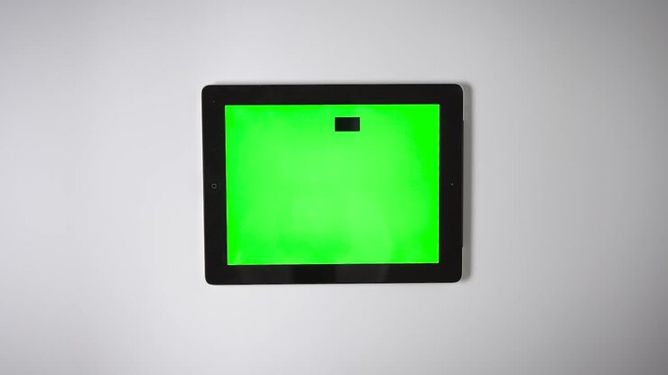 Flat Lay af tablet med grøn skærm, finger ruller opad til højre