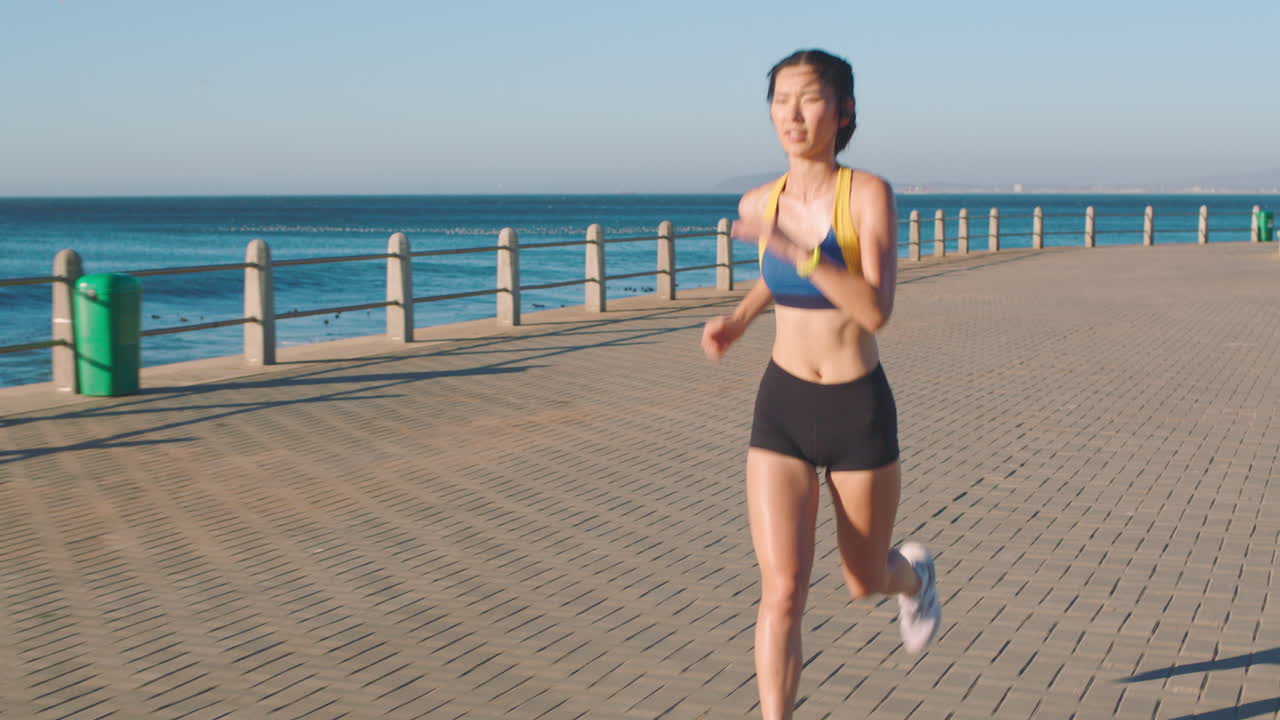 아시아인, 피트니스에서 여자와 함께 달리고 해변