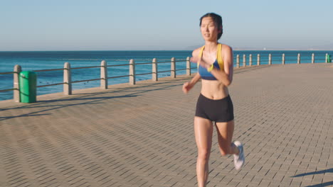 Asiatisch,-Laufen-Und-Strand-Mit-Frau-In-Fitness