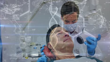 animación de fórmulas químicas sobre un médico y un paciente caucásico durante el tratamiento con láser