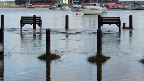 Bancos-Y-Camino-Inundados-Durante-La-Marea-Alta-En-Ashlett-Creek-En-Solent,-Southampton