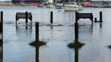 bancos y caminos inundados con la marea alta en ashlett creek en el solent, southampton