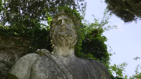 Mit-Vegetation-Bedeckte-Römische-Statue-In-Einem-Florentinischen-Garten