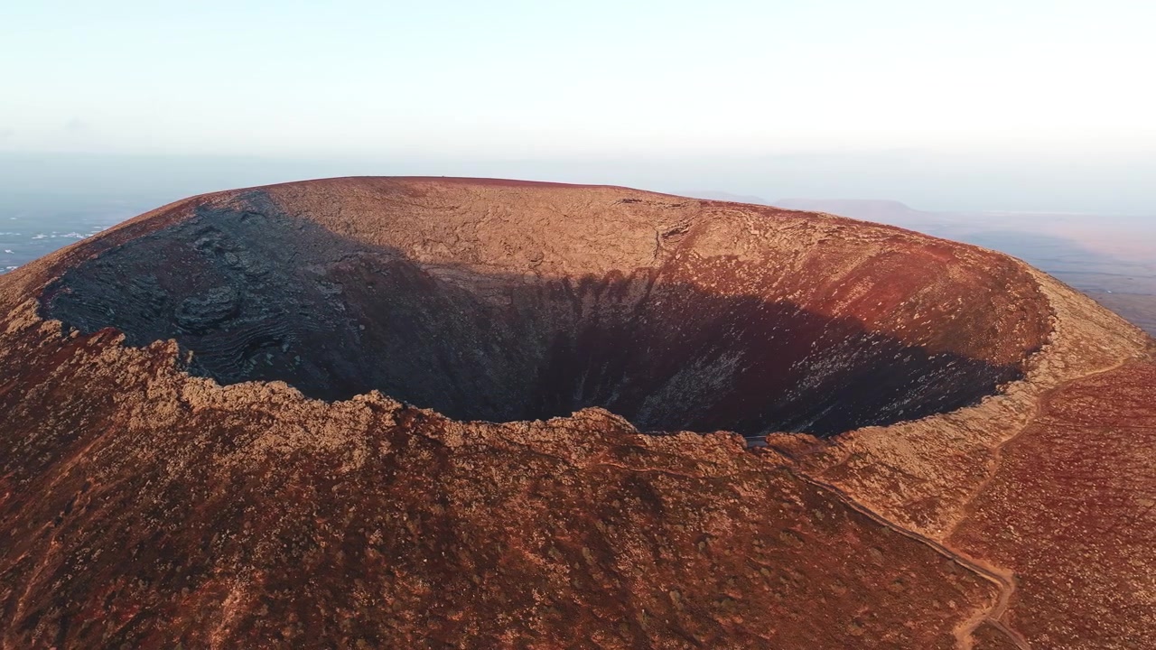 Vista aerea di un cratere vulcanico al tramonto