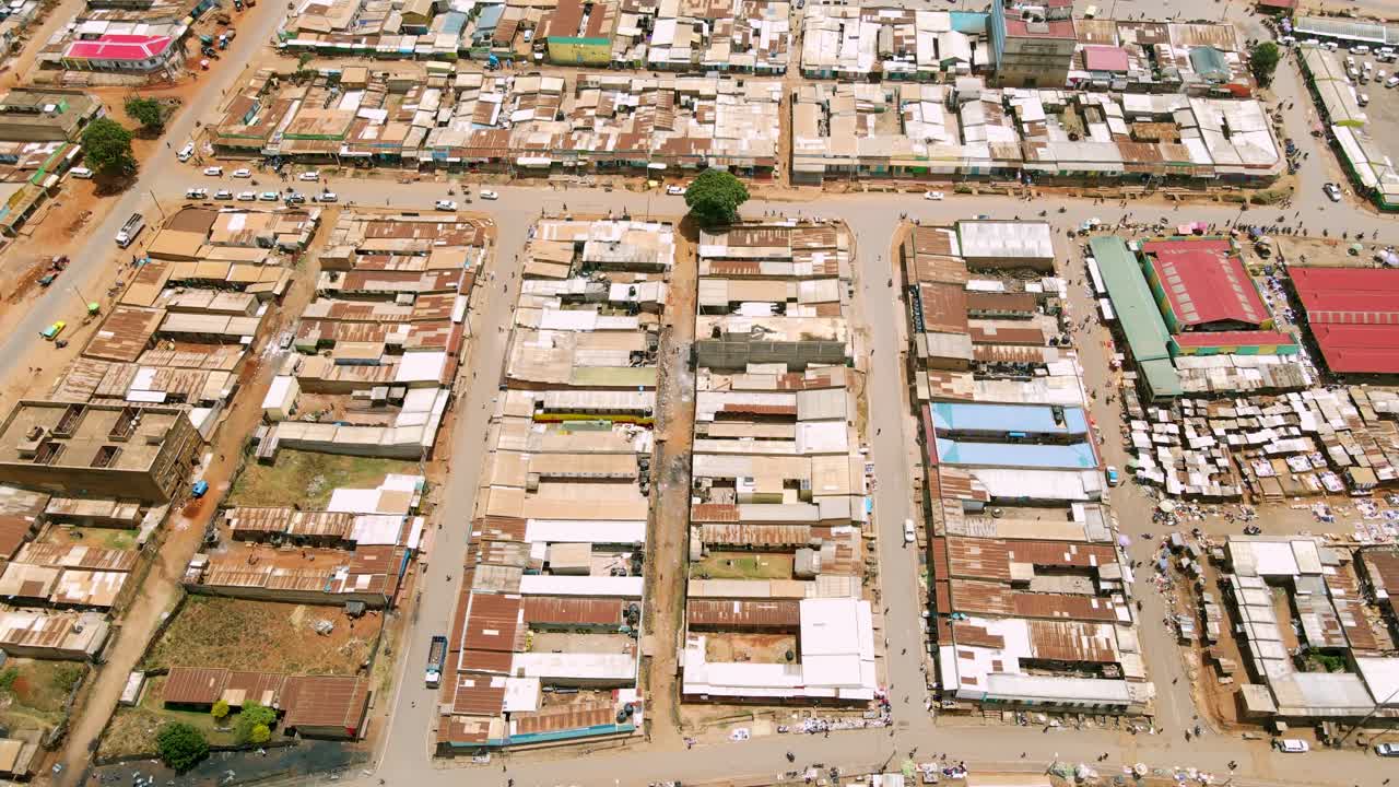 케냐 아프리카의 전통적인 농촌 공동체인 카펜구리아 부족 마을에 있는 바쁜 지역 시장의 드론 비행