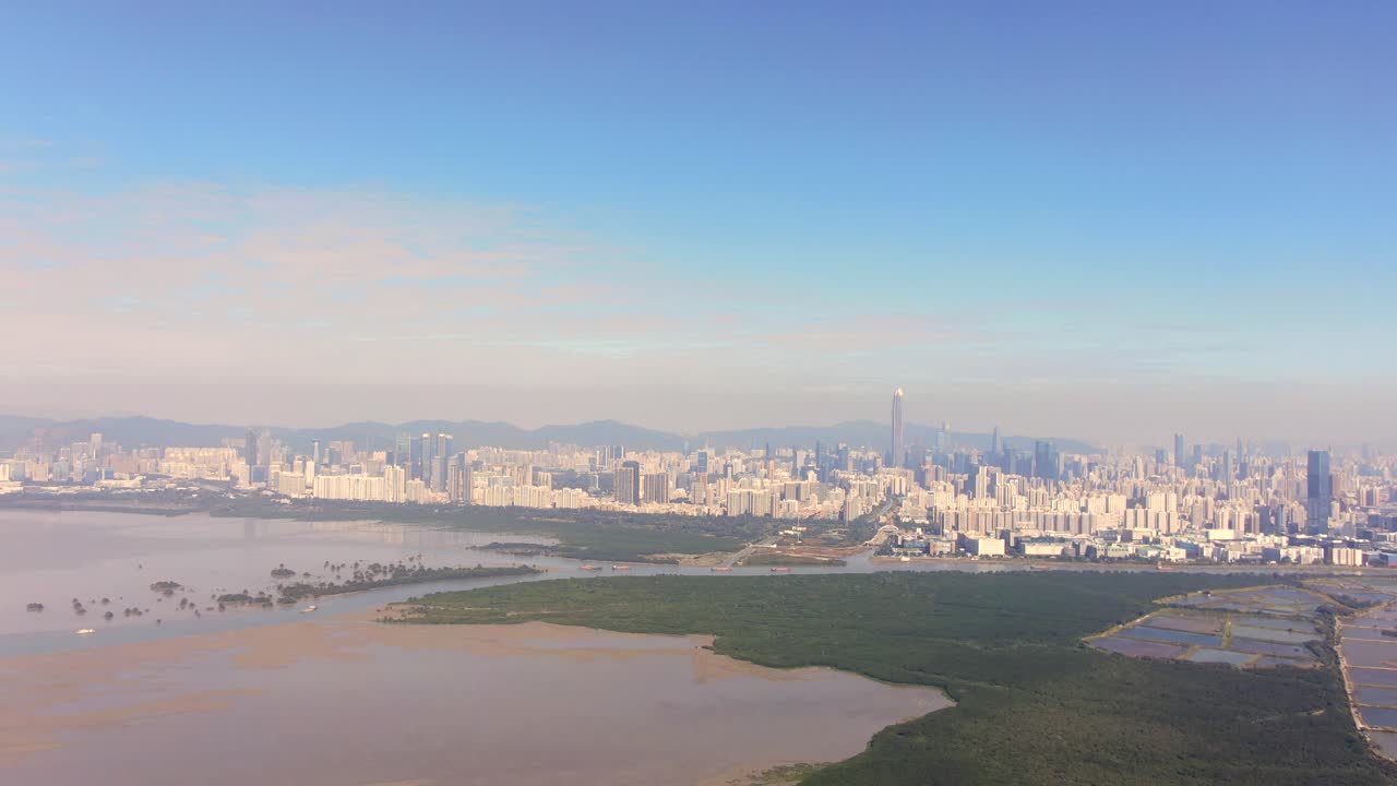 línea fronteriza de hong kong y shenzhen sobre casas rurales de hong kong con el horizonte de shenhzen en el horizonte, vista aérea