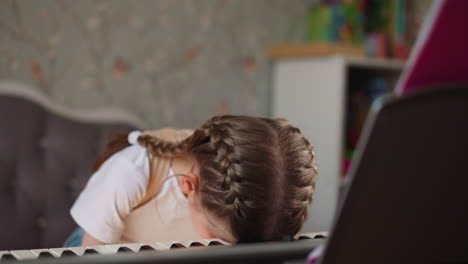 Müdes-Mädchen-Im-Orthopädischen-Korsett-Ruht-Mit-Dem-Kopf-Auf-Der-Klaviertastatur