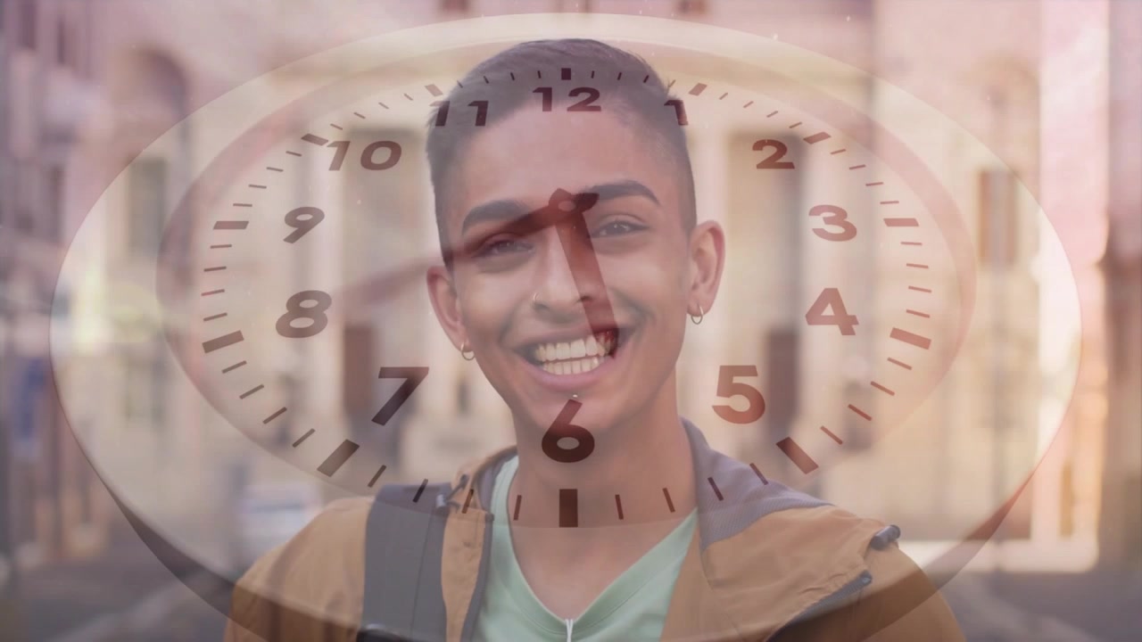 Studente in piedi in un vicolo cittadino con una sovrapposizione di orologio rotante che altera il sorriso per motivi di studio.