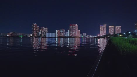 Nachtlicht-Tokio,-Tsukuda,-Toyosu-Wolkenkratzer-Und-Brücke-über-Den-Sumida-Fluss-Yakatabune,-Vergnügungsboot