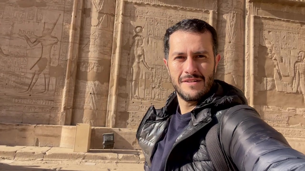 Resenär filmar selfie inuti egyptiska Horustemplet i Edfu, Egypten.