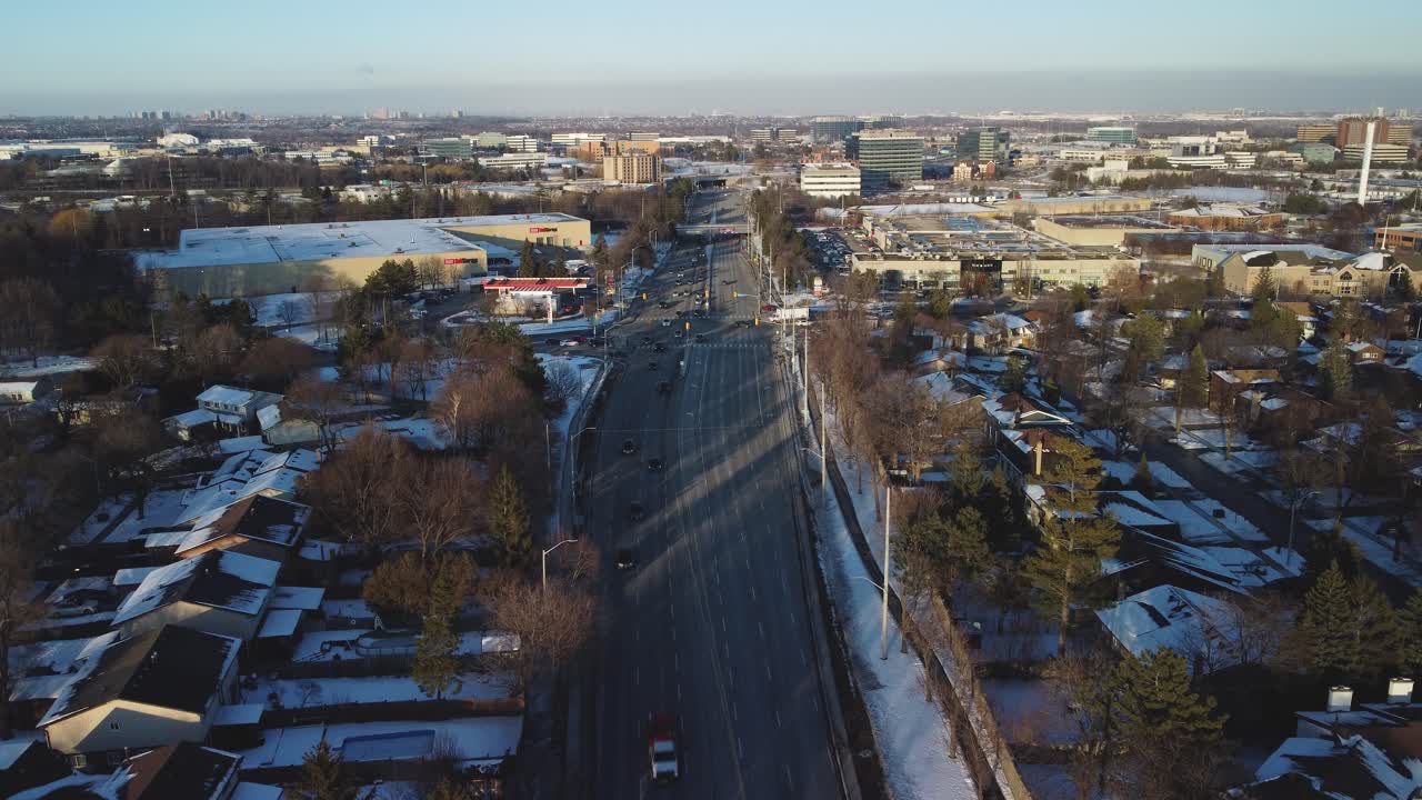 vista aérea de invierno en una calle entre casas en una zona residencial