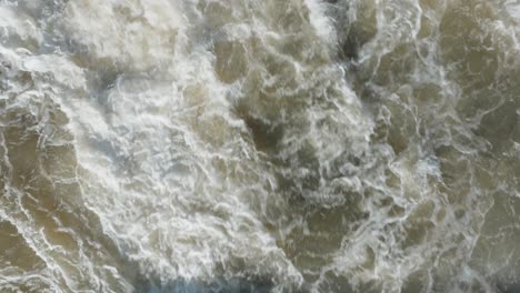las cascadas de agua corriendo sobre las rocas crean una poderosa cascada en owen sound, canadá.
