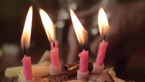 Tarta-De-Cumpleaños-De-Chocolate-Con-Velas-Macro-Shot