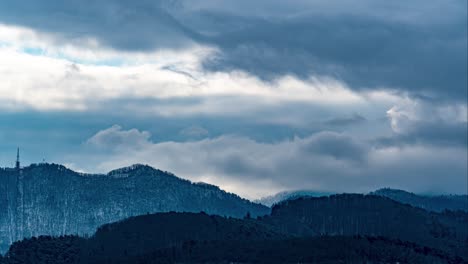 Winterberg-Zeitraffer-Mit-Sich-Schnell-Bewegenden-Dicken-Wolken,-Brasov,-Rumänien,-Tampa-Berg