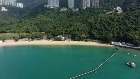 playa pública vacía en hong kong debido a las pautas de bloqueo de covid19, vista aérea