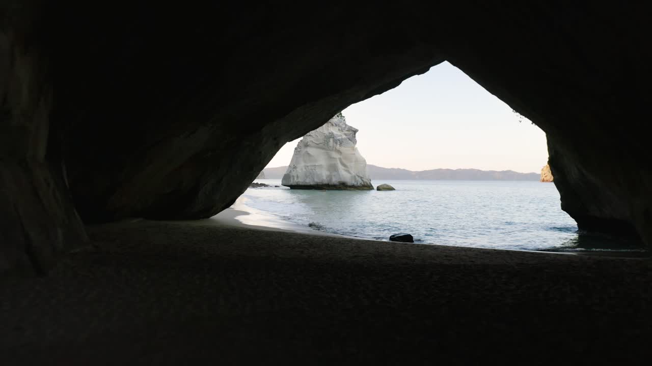 항공, 뉴질랜드 북섬의 커시드럴 코브(cathedral cove)를 통해 비행