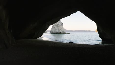 Antenne,-Fliegen-Sie-Durch-Cathedral-Cove-Auf-Der-Nordinsel-Neuseelands