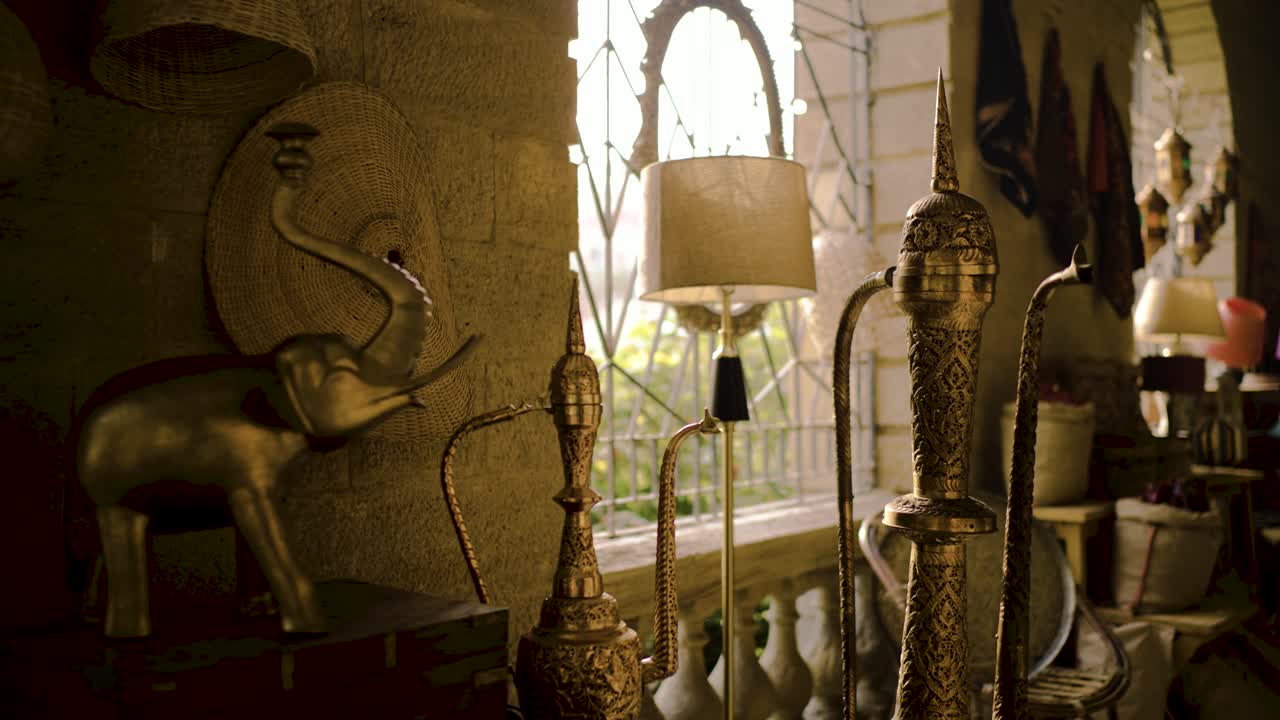 Di un bazar di antiquariato di Karachi che espone decorazioni vintage e patrimonio culturale, narghilè in ottone.