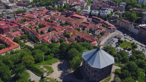 skansen kronan situado en una colina con frondosos árboles verdes con vistas a los edificios de techo rojo en haga de gotemburgo, suecia