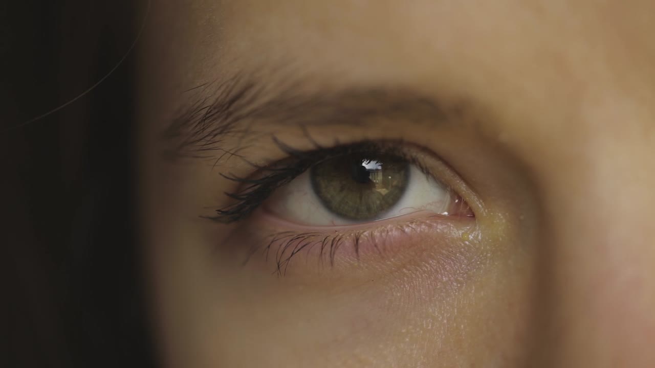 여자의 아름다운 눈은 단단히 닫히고 열린다 - 닫는다