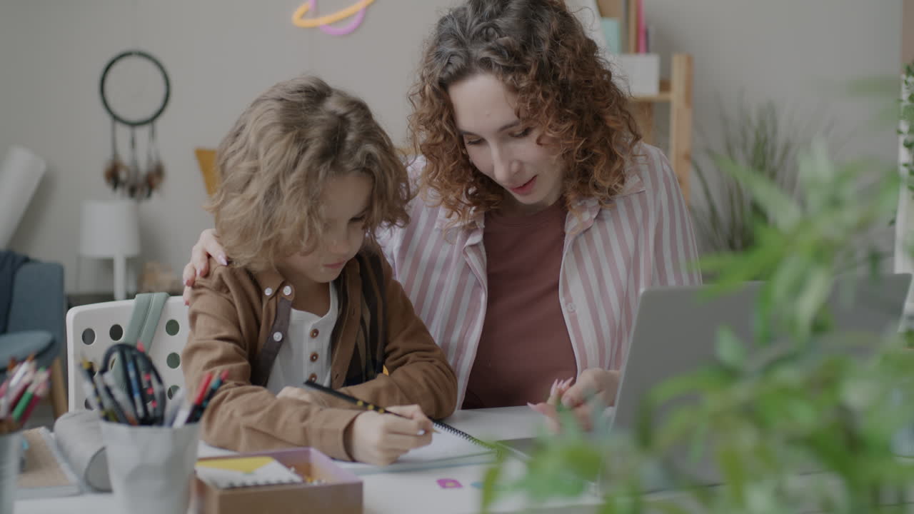 madre ayudando a su hijo con los deberes