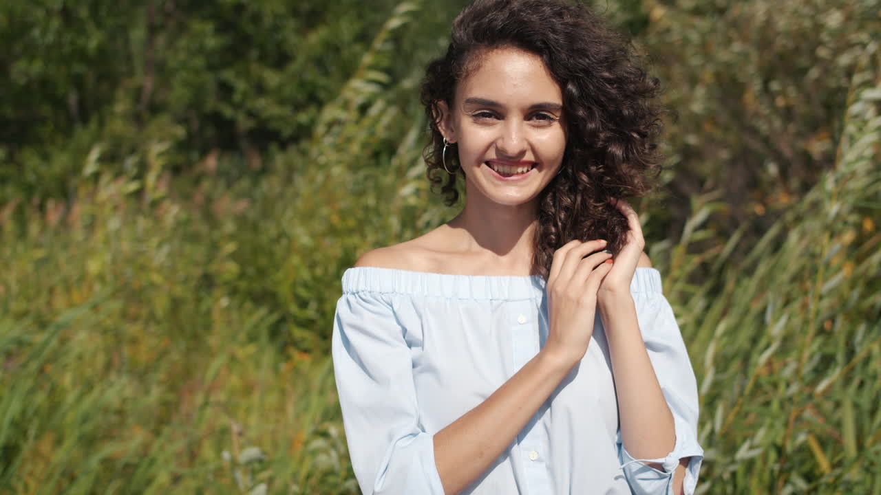 mujer con el cabello rizado al aire libre