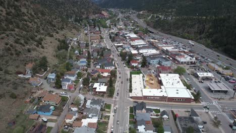 vista aérea de idaho springs, colorado usa y tráfico en la autopista interestatal 70, disparo de drones