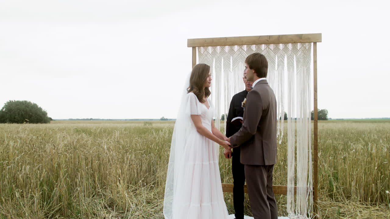 Una pareja que se casa.