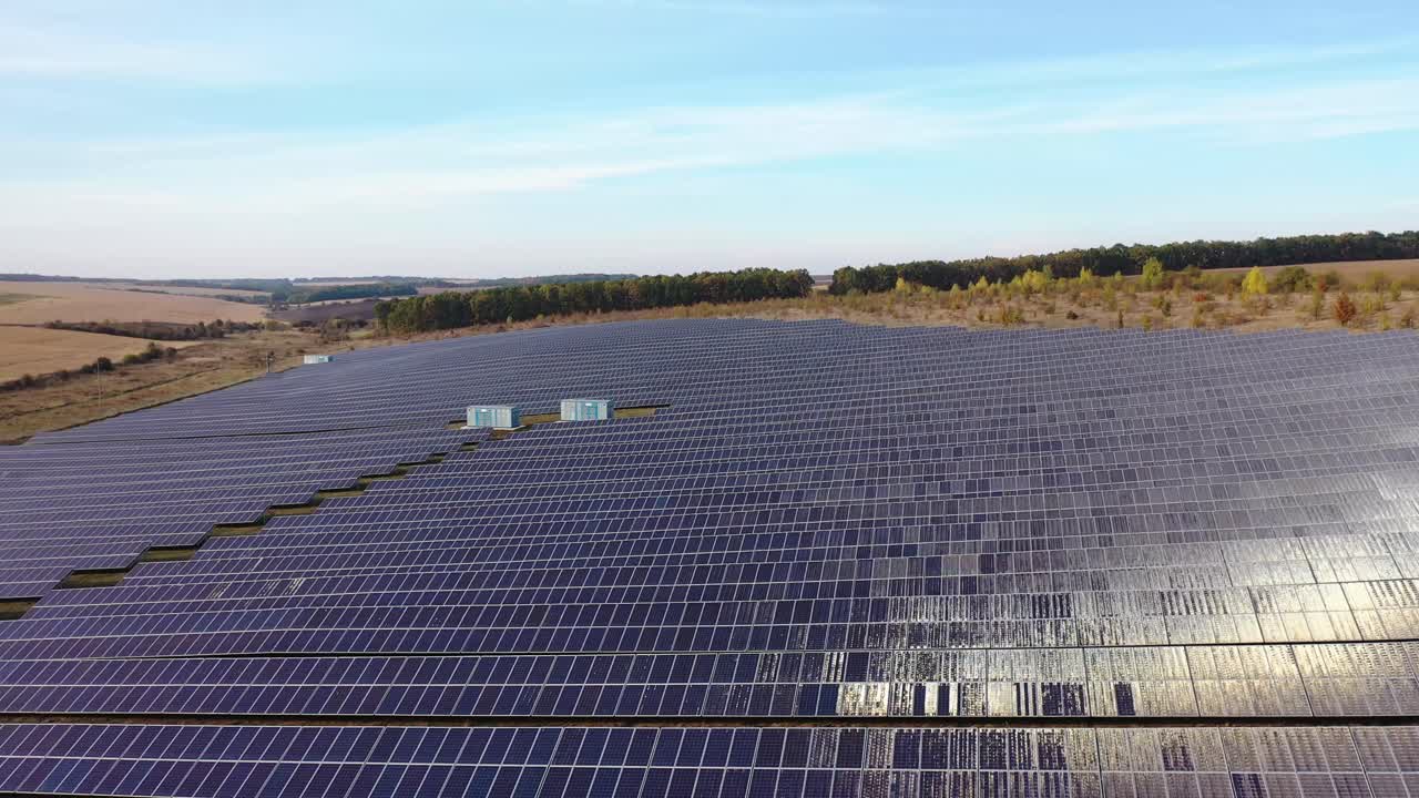 воздушный вид фотоэлектрических солнечных панелей. концепция чистой энергии, зеленой энергии, возобновляемой энергии. концепция альтернативной энергии.