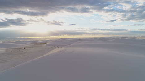 4k-Antenne,-Die-Sich-Bei-Sonnenaufgang-über-Die-Atemberaubende,-Weite-Weiße-Sanddünenwüste-Bewegt