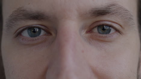 primer plano de los ojos de un hombre