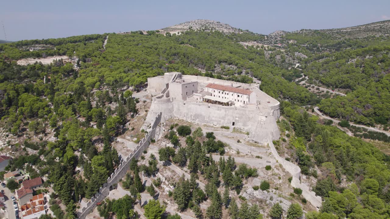 la histórica fortaleza veneciana fue construida estratégicamente en la cima de una colina.