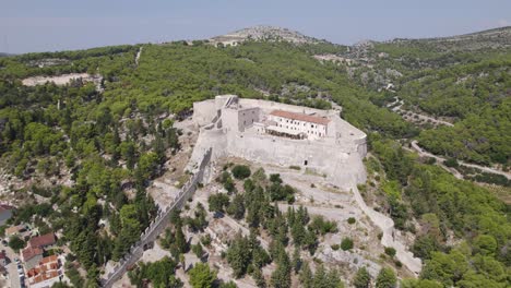 Historic-Hvar-Venetian-Fortica-Fortress-strategically-built-on-hilltop,-aerial