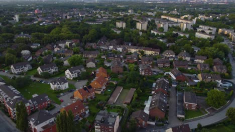 Vista-Aérea-Integral-De-Un-Vecindario-Multitud-De-Casas-Cada-Una-Con-Su-Diseño-Arquitectónico-único-árboles-Frondosos-En-El-Entorno-Urbano-Comunidad-Y-Tranquilidad-Residencial-Aves-Vista-Drone