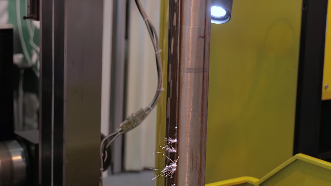 ⁇ 플 작업 조각을 자르는 동안 edm cnc 기계. 금속을 자르는 현대 가공 기술 산업 세부 사항을 만드는.