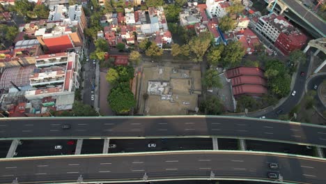 Orbitaldrohnenaufnahme-Der-Aztekischen-Originalpyramide-Mitten-In-Mexiko-Stadt-Und-Den-Hauptstraßen