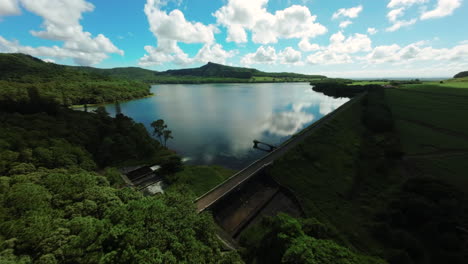 volando hacia el embalse de nicoliere en mauricio avión no tripulado