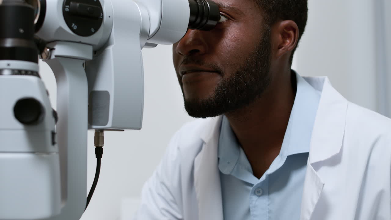 Ophthalmologist in the clinic