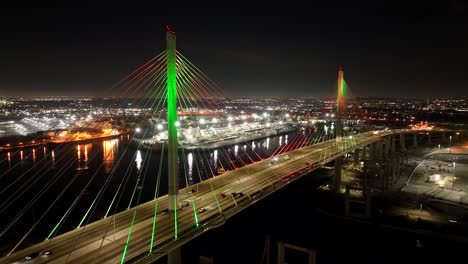 puente gerald desmond en long beach, ca aérea por la noche con luces de la ciudad sobre el puerto