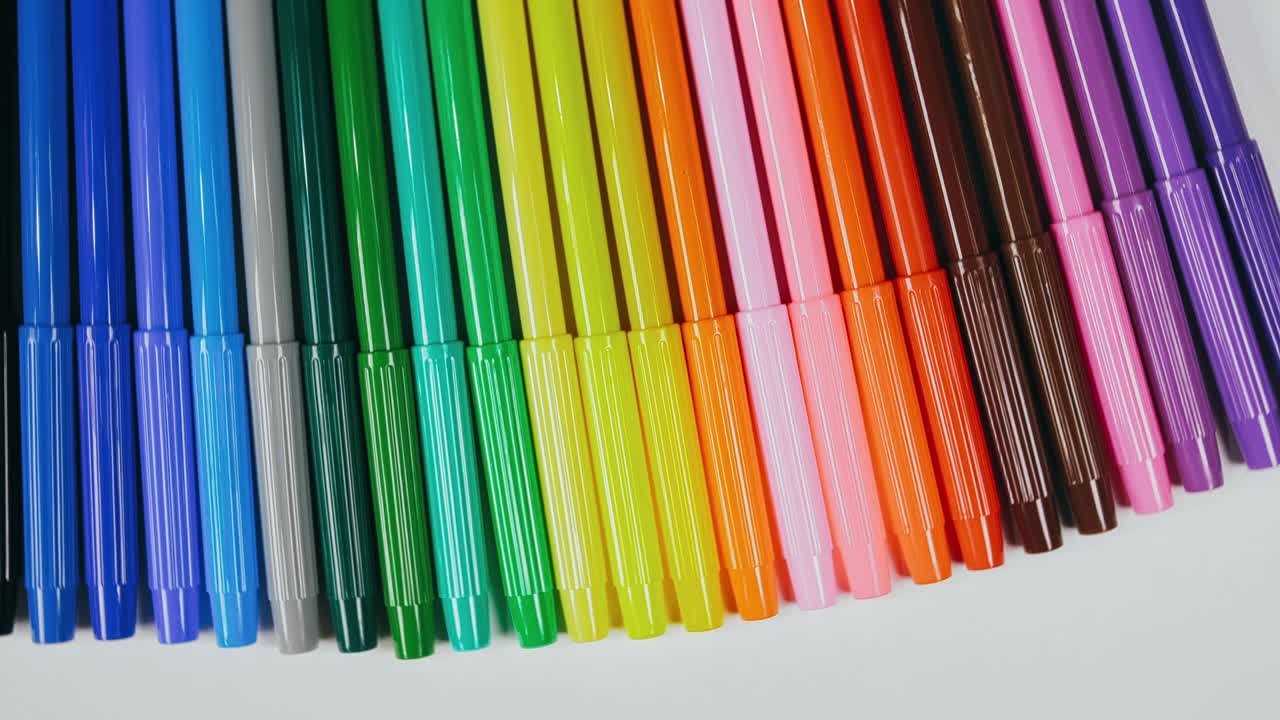 턴 테이블에 펜을 느다. 마커 스핀 회전. 회전, 패턴을 만들고, 디자인 모양 원을 만니다. 상단 뷰, 평평한 레이.