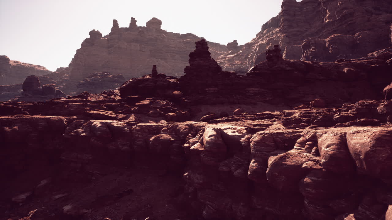 impresionantes formaciones rocosas en un cañón desértico