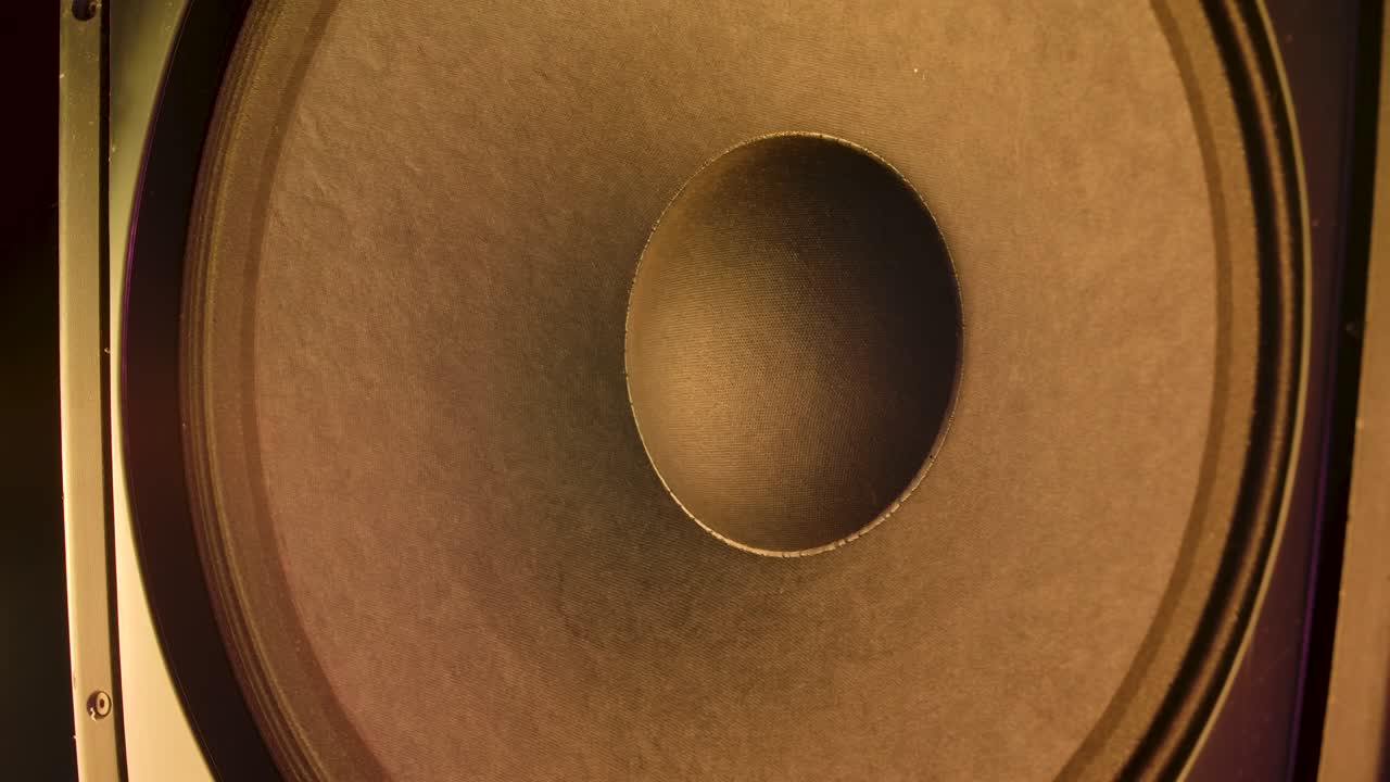 다채로운 네온 클럽 조명에 의해 조명된 스피커, 진동하는 막, 음악 연주, 콘셉트 또는 댄스 파티, 클로즈업, 슬로우 모션