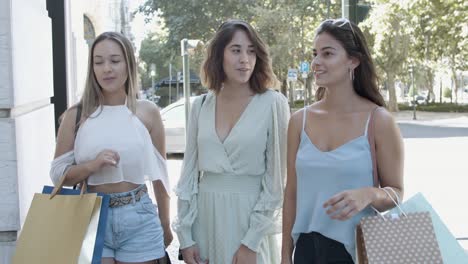 belle jeune femme debout dans la rue avec des sacs à provisions