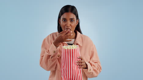 cara, emocionada y mujer con palomitas de maíz