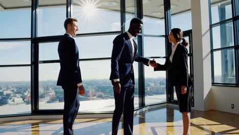 reunión de negocios en una oficina moderna con vistas a la ciudad